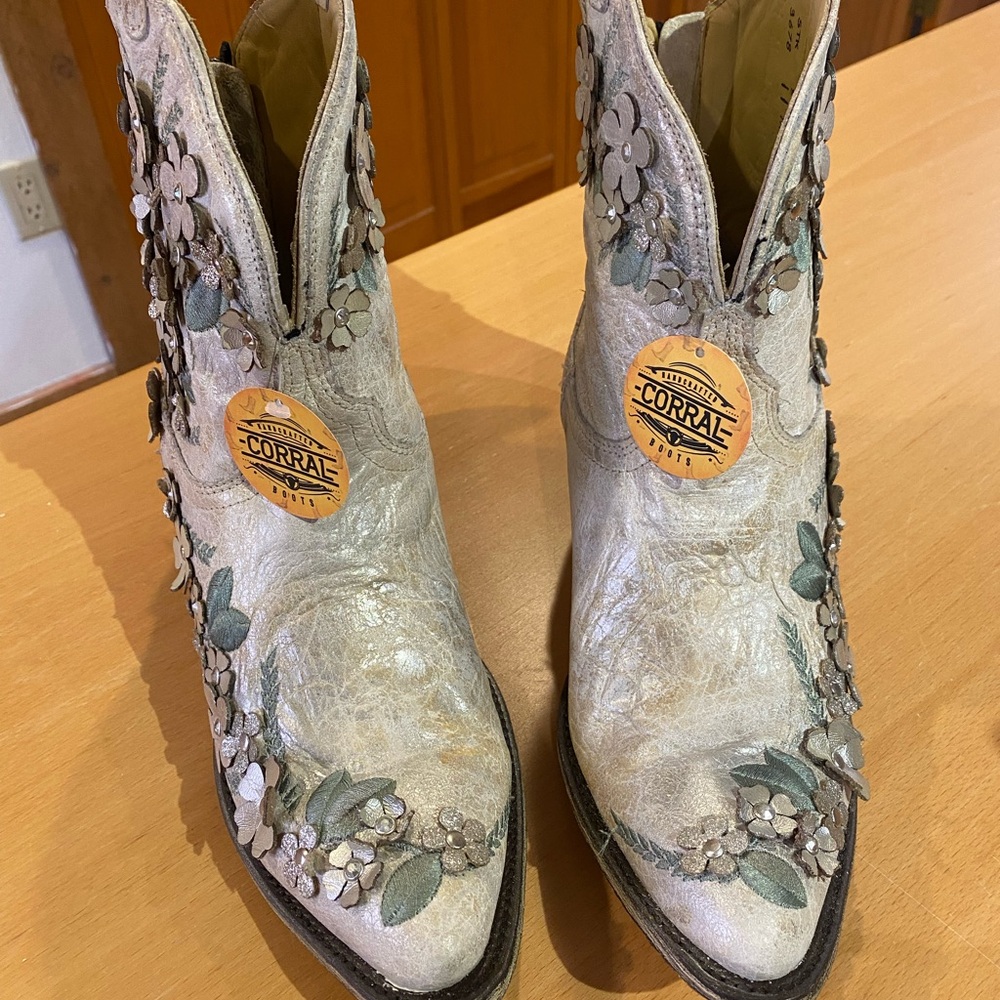 NWT Corral Boots Women’s 11 White Silver Floral Overlay Ankle Boot A3678 - Picture 4 of 10